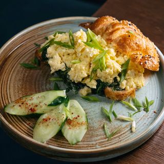 კვერცხი-სკრემბლი კრუასანში ისპანახით/Scrambled eggs on a croissant with spinach