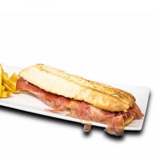 BOCADILLO TORTILLA: Tortilla francesa con finas lonchas de  jamón ibérico y tumaca