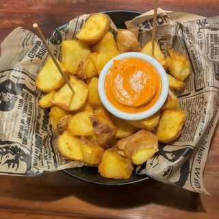 Patatas bravas caseras 100%.
