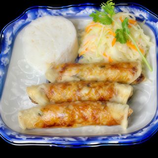 Sajgonki z ryżem i surówką