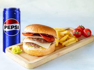 Dupli spajsi burger, pomfrit i Pepsi