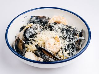 Чорні спагеті з морепродуктами (350г)