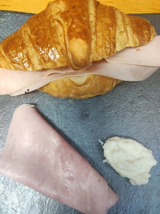 Croissant de jamón york con bechamel
