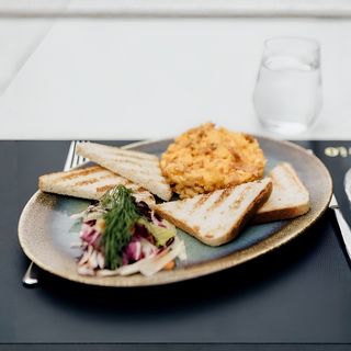 Kajgana s dimljenim lososom avokadom