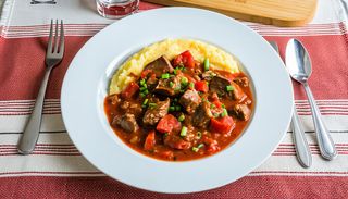 Tocanita piperata de vitel cu mamaliguta