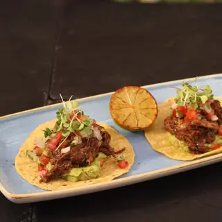 Taco de cerdo desmechado