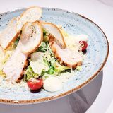 Салат Цезарь с курицей