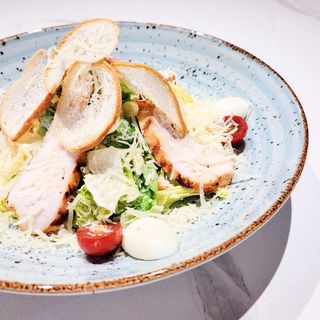 Салат Цезарь с курицей