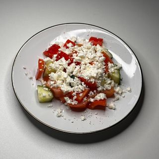 Салат овочевий з бринзою