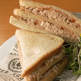 Sándwich de atún y tomate