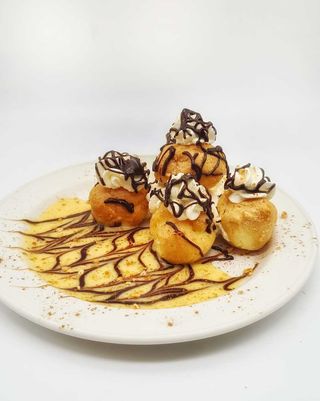 Profiteroles Rellenos De Nata Y Chocolate