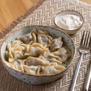 Вареники з м'ясом телятини та свинини зі сметаною (200/30 г)