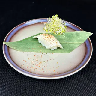 Nigiri Opalana Ryba Maślana z pikantną posypką 1szt
