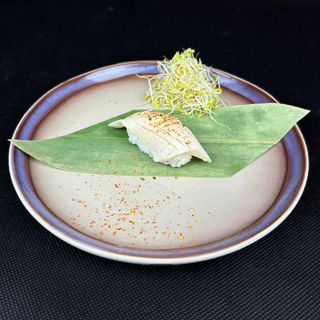 Nigiri Opalana Ryba Maślana z pikantną posypką 1szt