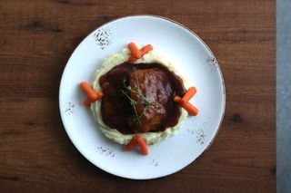 Špikovana šnicla u demi glace sosu