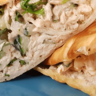 Pita con pollo mechado 