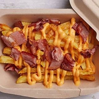 PATATAS FRITAS CON BACON Y SALSA CHEDDAR