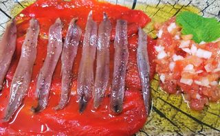 Pimientos Asados Y Anchoa Extra
