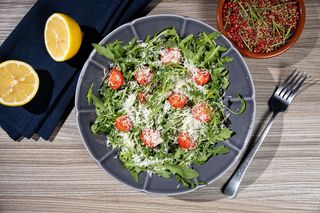 Salată cu rucola, roșii cherry si parmezan