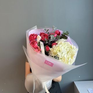 Букет с гортензией и кустовой розой