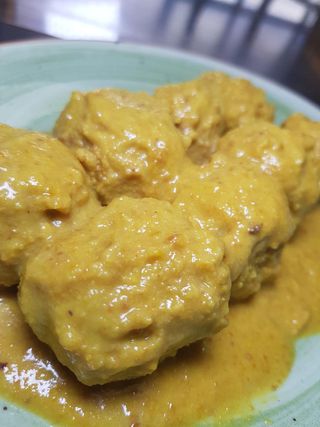 Albóndigas con almendras (ración)