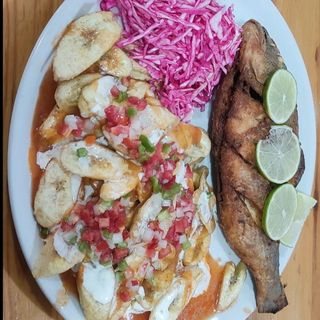 Pescado con Tajadas 