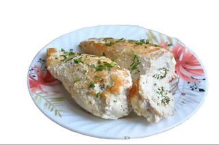 Куриное филе фаршированное брынзой, под сырно-сливочным соусом (300 г)