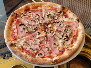 Pizza Funghi e Prosciutto