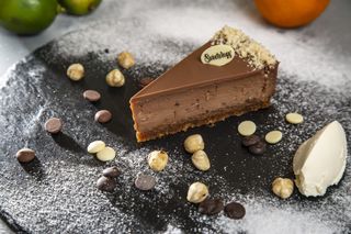 Cheesecake cu ciocolată cu lapte și alune