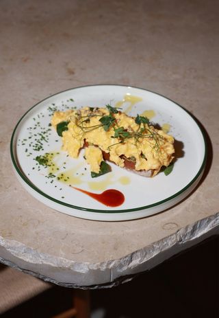 Avocado tost kremasta kajgana