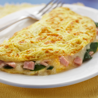 ომლეტი ლორითა და ყველით