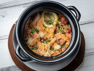 Хвости креветок запечені з томатами та часником в печі (380g)