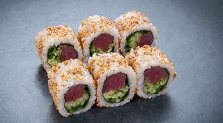 Рол з тунцем у кунжуті