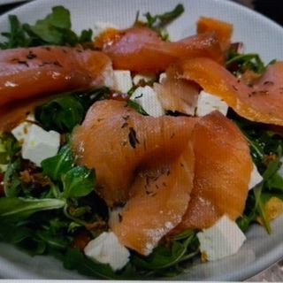 Ensalada de Salmón Ahumado con Crema balsámica 