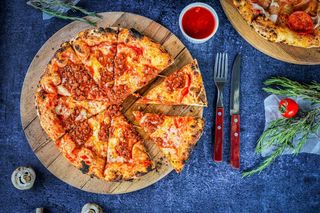 Bolognese pizza iz peći na drva