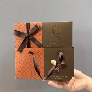 Bombones con chocolate caja negra 