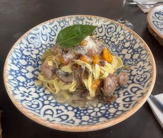 Tagliatelle con botifarra, setas, guanciale...