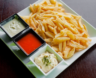 Ración de patatas 3 salsas