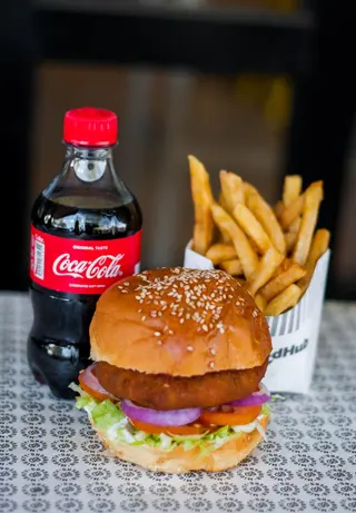 Veggie burger single with chips & soda