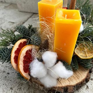 Aranjament felie lemn cu două lumânări