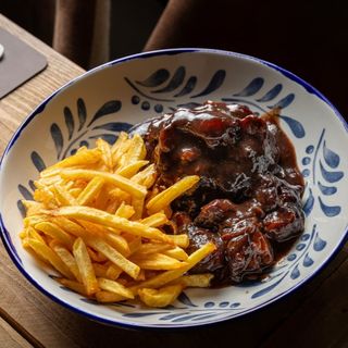 Rabo de toro estofado al vino