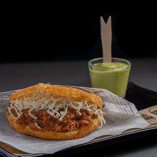Arepa Pollo Mechado Con Queso