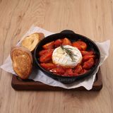 Камамбер запечений з томатами (200г)