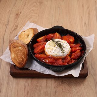 Камамбер запечений з томатами (200г)