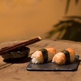 Nigiri langostino con salsa mayonesa japonesa (2 uds.)