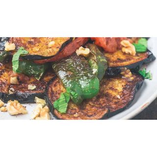 Fried aubergine with green pepper and tomato