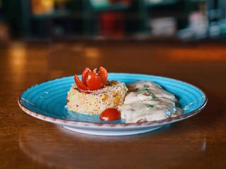 Steak od ćuretine sa sosom od kikirikija na risottu od povrća