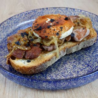 Tosta de Solomillo con foie y manzana confitada