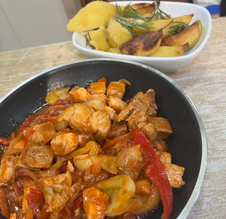 Tigaie Picanta de Pui cu Cartofi la Cuptor