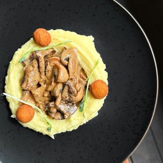 Телятина під вершковим соусом з грибами і картопляним пюре (320г)